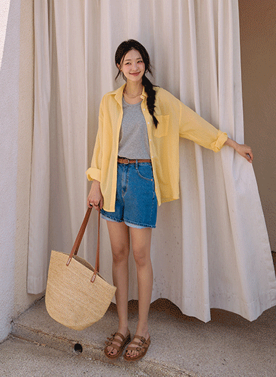 Easy-to-Style Back Banding Short Jeans